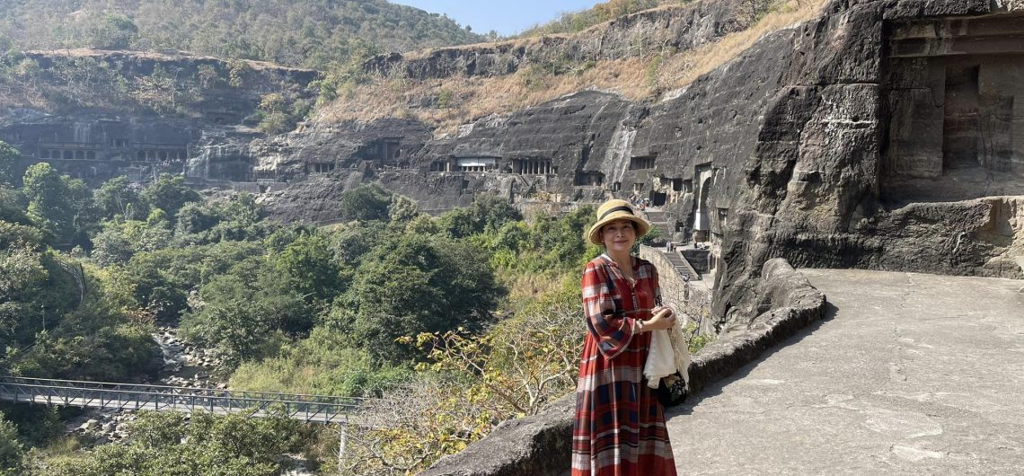MC Quỳnh Hương đến thăm quần thể hang động Ajanta trong chuyến khảo sát cho hành trình An trên Đất Ấn