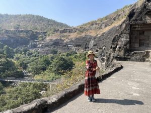 MC Quỳnh Hương đến thăm quần thể hang động Ajanta trong chuyến khảo sát cho hành trình An trên Đất Ấn